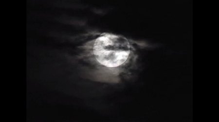 فوتیج حرکت ابر ها اطراف ماه