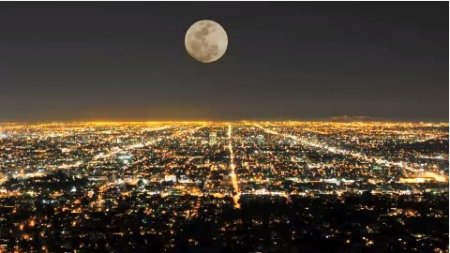 دانلود استوک فوتیج حرکت ماه بر سطح شهر