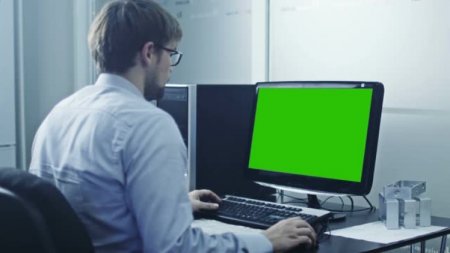دانلود فوتیج زیبای کار کردن مهندس با کامپیوتر صفحه سبز