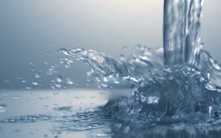 دانلود فوتیج ریختن قطرات آب به صورت آهسته