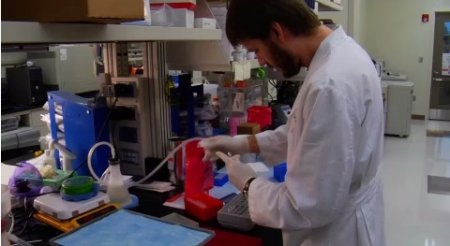 دانلود استوک فوتیج علوم آزمایشگاهی-Scientist Uses Equipment In Laboratory