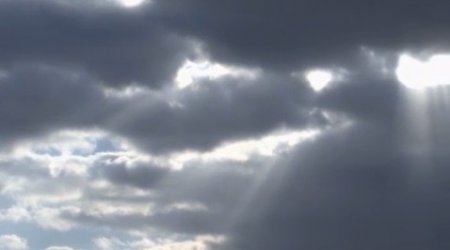 دانلود فوتیج نور آفتاب از بین ابر ها