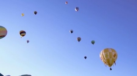 دانلود فوتیج حرکت بالون ها در آسمان آبی 4K