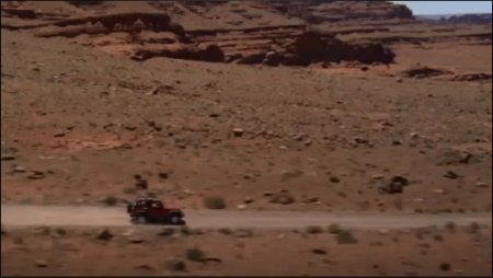 دانلود فوتیج حرکت ماشین جیپ در صحرا