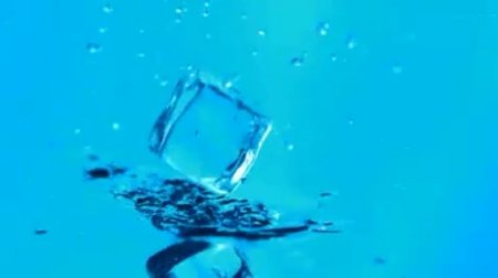 دانلود فوتیج slow motion چرخیدن فالب یخ بر سطح آب