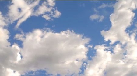 دانلود فوتیج ابر های نازک در آسمان آبی