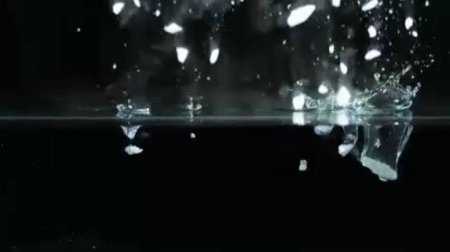 دانلود فوتیج slow motion  ریختن قطعات یخ درون آب