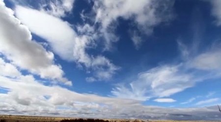 دانلود فوتیج عبور سریع ابر ها از آسمان آبی