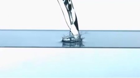 دانلود فوتیج slow motion  ریختن آب درون ظرف پر از آب