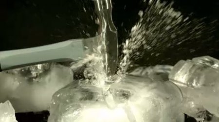 دانلود فوتیج slow motion  خرد شدن یخ Hammering Ice