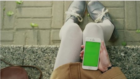 دانلود فوتیج زیبای کار کردن با موبایل توسط دختر جوان