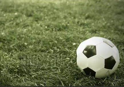 دانلود فوتیج ورزشی توپ فوتبال در زمین چمن با کیفیت بالا