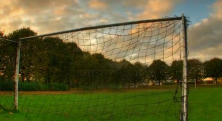 دانلود فوتیج تایم لپس ورزشی گذر ابر از نمای دروازه زمین فوتبال