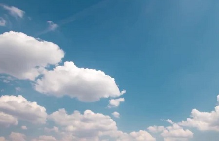 فوتیج تایم لپس حرکت ابر در آسمان آبی